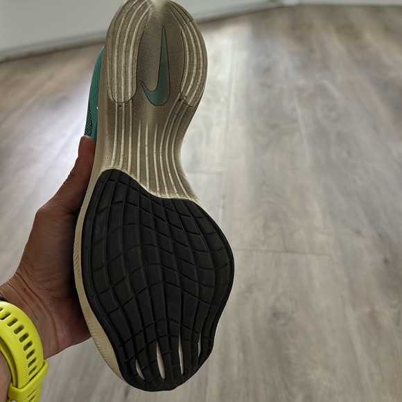 Nike Vaporfly zoomx size 7.5 color green. Used 2 times perfect condition - Picture 3 of 9
